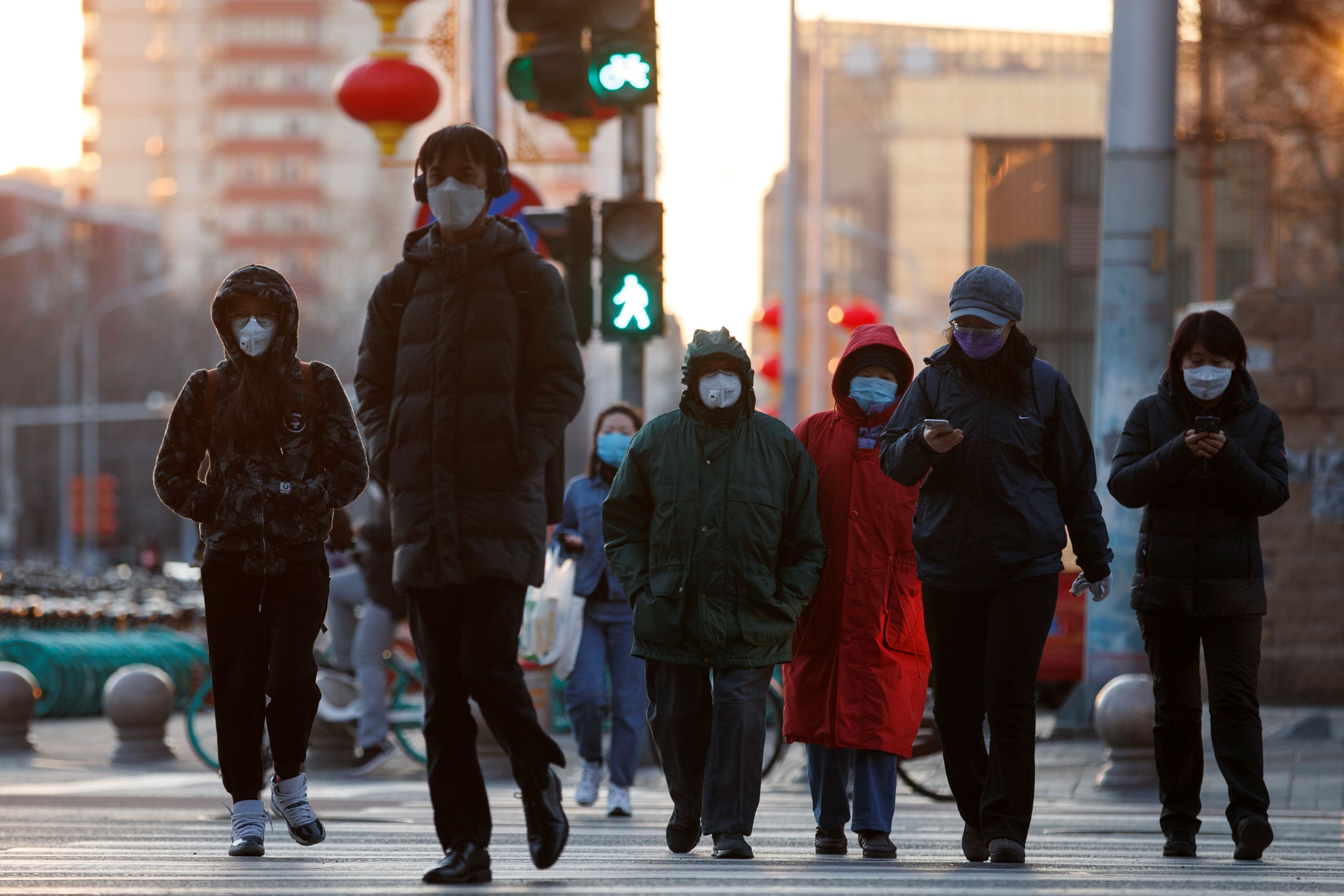 Peatones con mascarillas en Beijing (Reuters)