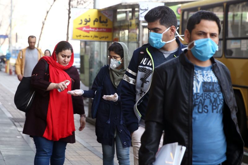 Iraníes usan mascarillas y alcohol en gel para prevenir los contagios, mientras persisten las críticas a las autoridades locales (Reuters)