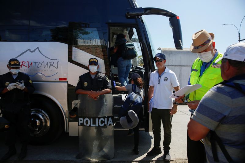 Foto de archivo. Ciudadanos y residentes de Estados Unidos abordan un autobús antes de subir a un avión de regreso a Estados Unidos, después de que Perú impuso una prohibición de viajar para detener la propagación de la enfermedad por coronavirus (COVID-19), en Lima, Perú. 23 de marzo de 2020. REUTERS/Sebastián Castañeda. NO DISPONIBLE PARA REVENTA NI ARCHIVO