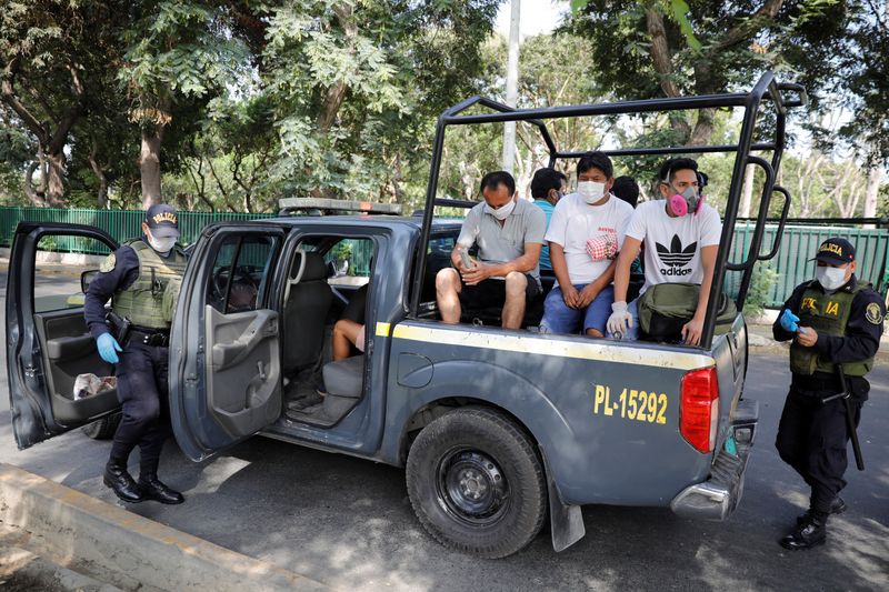 Policías y militares detienen personas en un puesto de control por la cuarentena contra el coronavirus en Lima, Perú, 26 de marzo de 2020. REUTERS/Sebastian Castaneda.