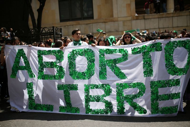 Foto de archivo. Personas participan en una manifestación a favor de la legalización del aborto frente a la sede de la Corte Constitucional en Bogotá, Colombia, 2 de marzo, 2020. REUTERS/Luisa González