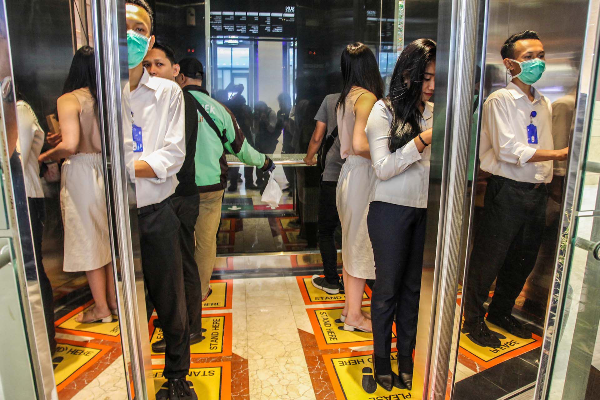 Los clientes de un centro comercial en Sumatra, Indonesia, suben a un ascensor. 