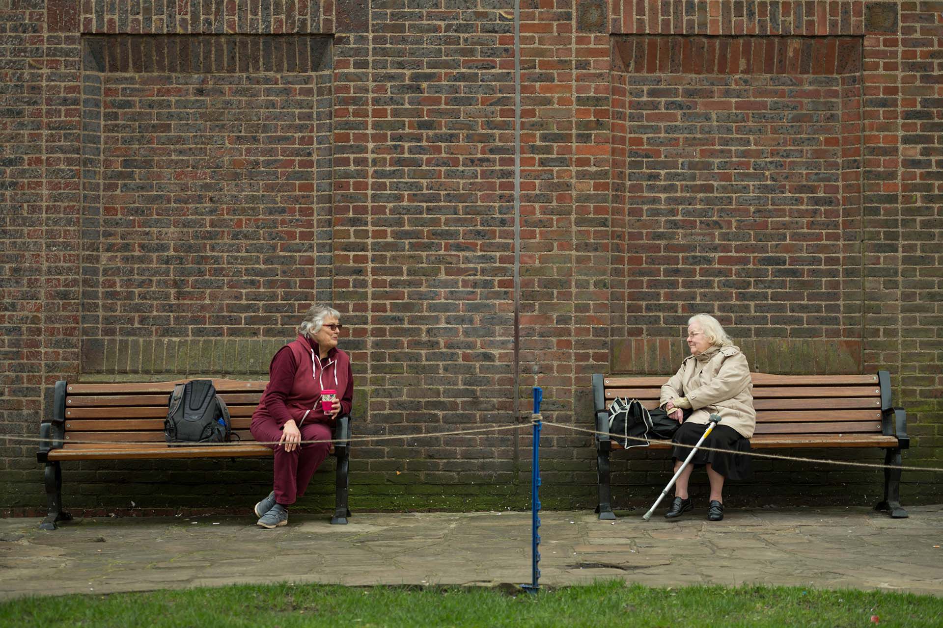 Dos mujers conversan en un parque de York, Reino Unido. 