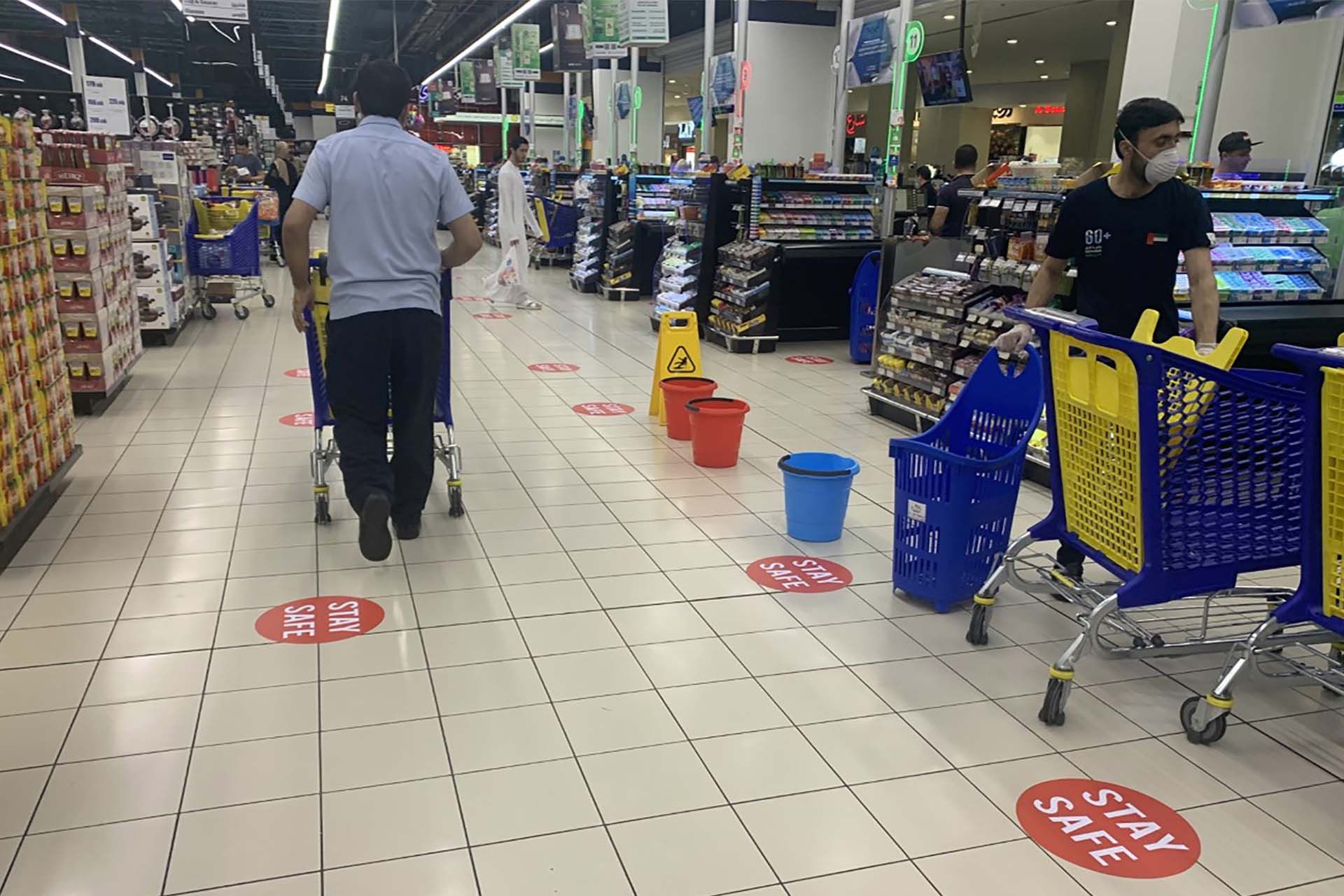 El suelo de un supermercado en Dubai con las marcas para mantener la distancia. 