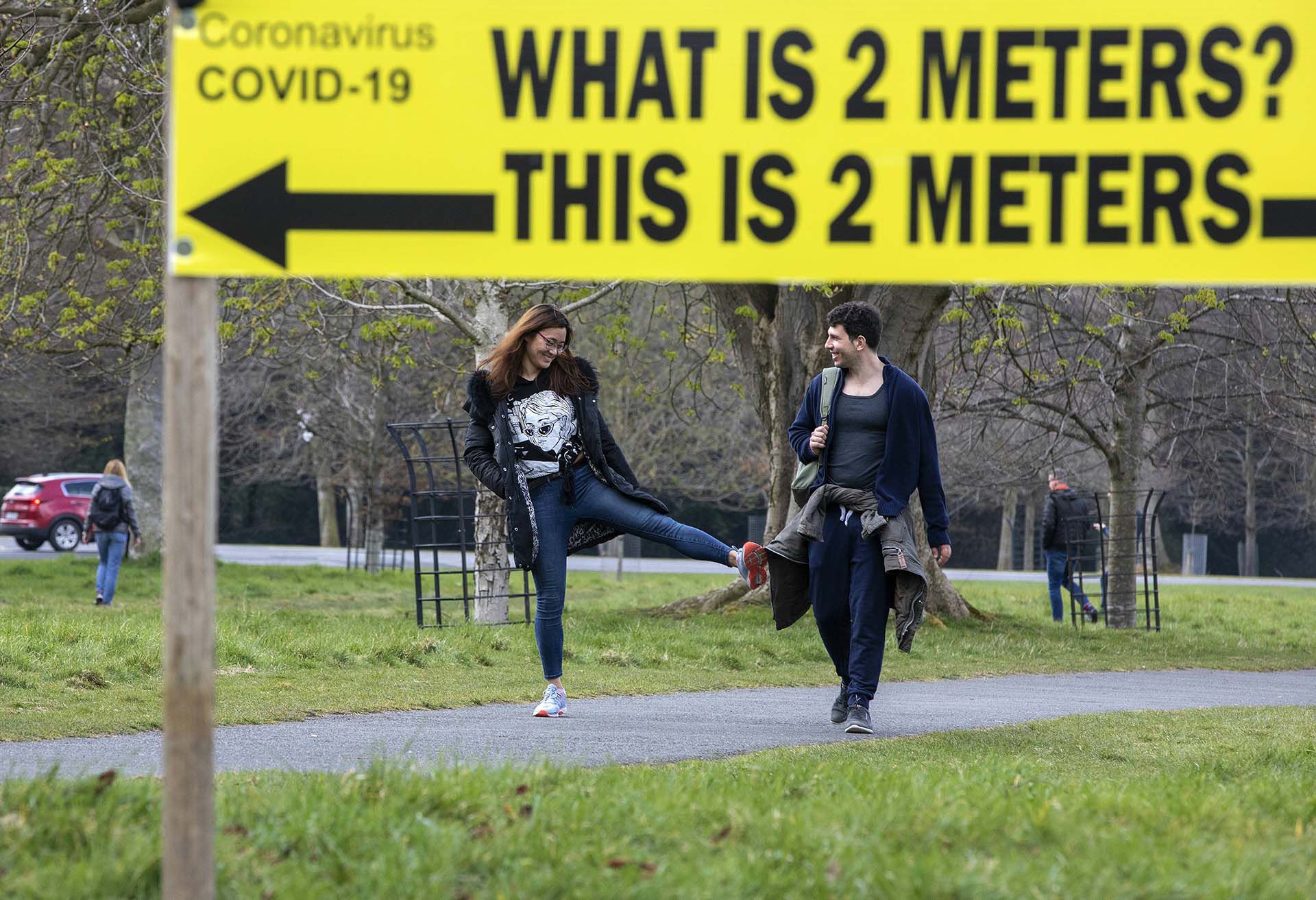 Una leyenda en un parque de Dublin señala las distancia de 2 metros, la zona de seguridad en tiempos de coronavirus,