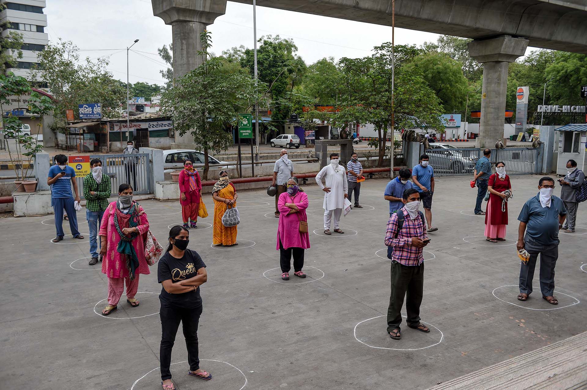 Clientes aguardan para ingresar en un centro comercial de Ahmedabad, India. 