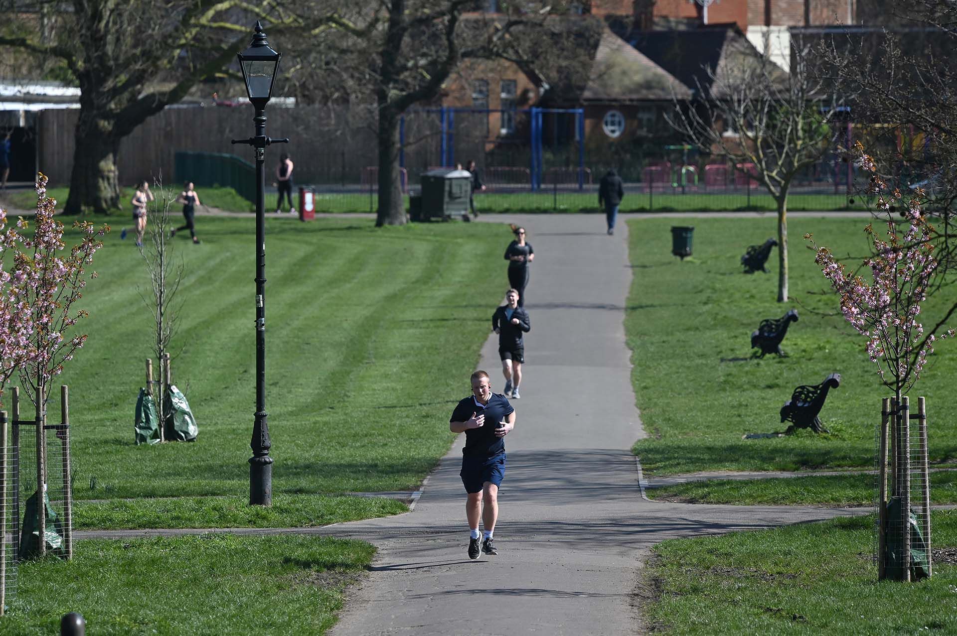 Corredores se ejercitan a distancia en el parque de Clapham Common en el sur de Londres. (AFP)