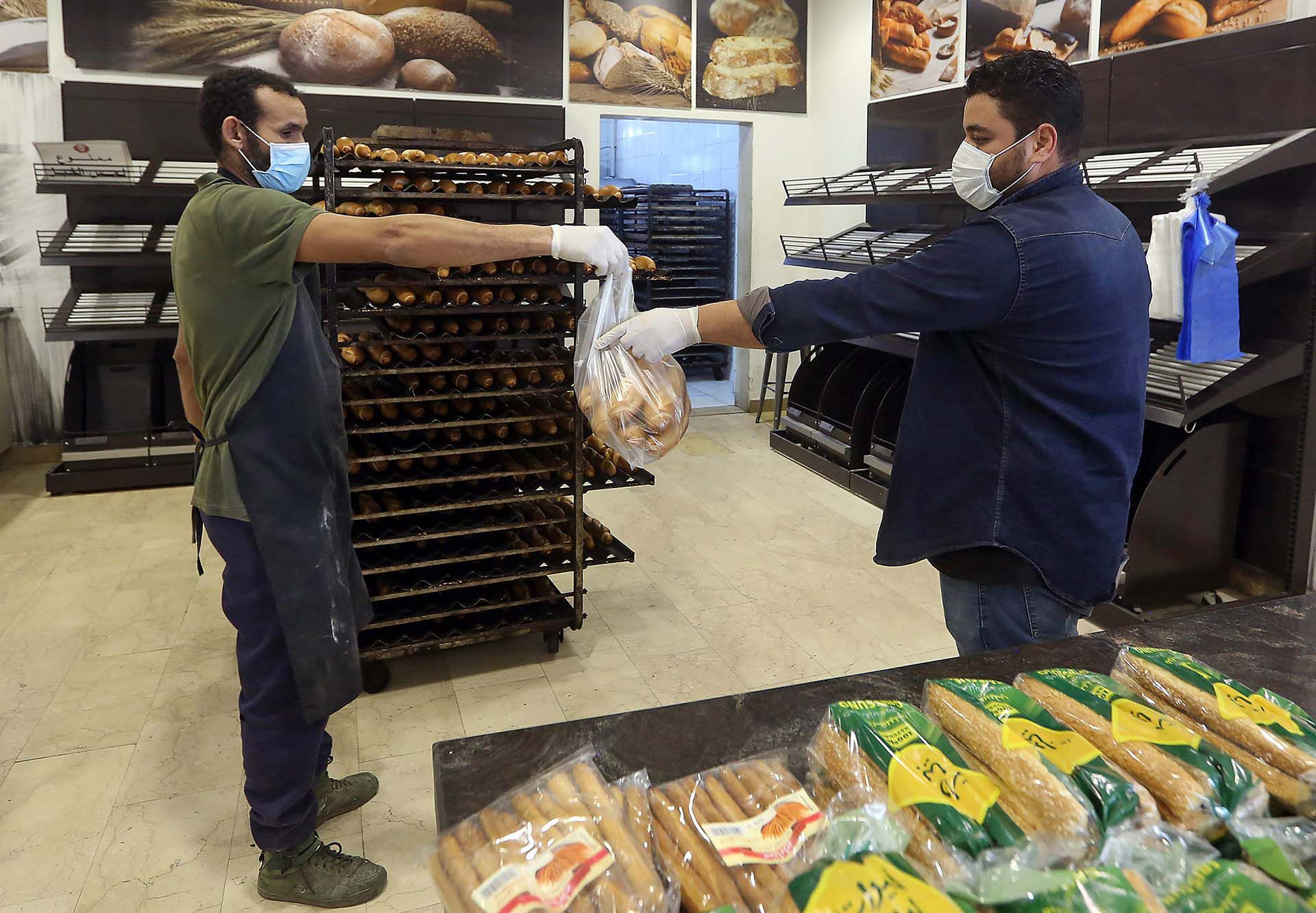 Un hombre compra pan en Tripli, la capital de Libia. 