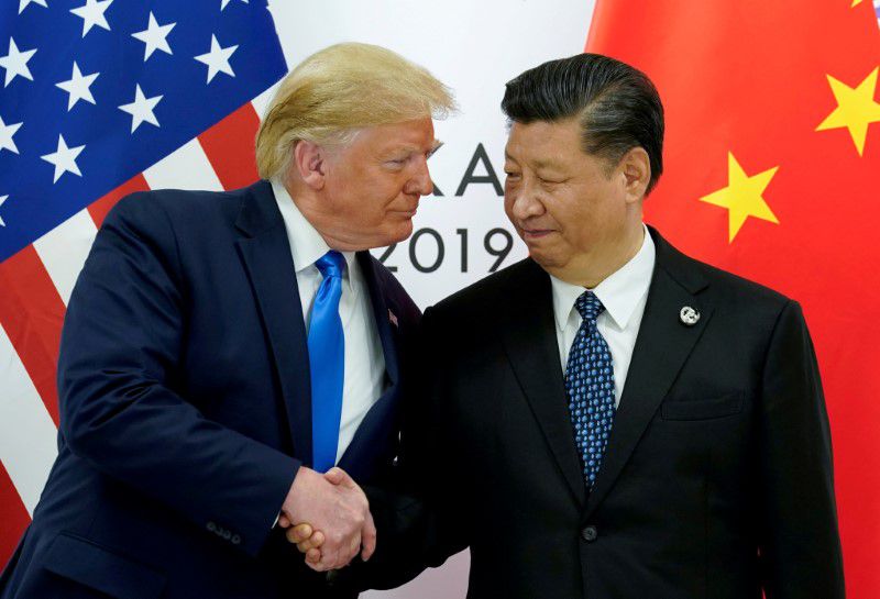 El presidente de Estados Unidos, Donald Trump, se reúne con el presidente chino Xi Jinping al inicio de su reunión bilateral en la cumbre de líderes del G20 en Osaka, Japón, el 29 de junio de 2019. REUTERS/Kevin Lamarque/File Photo