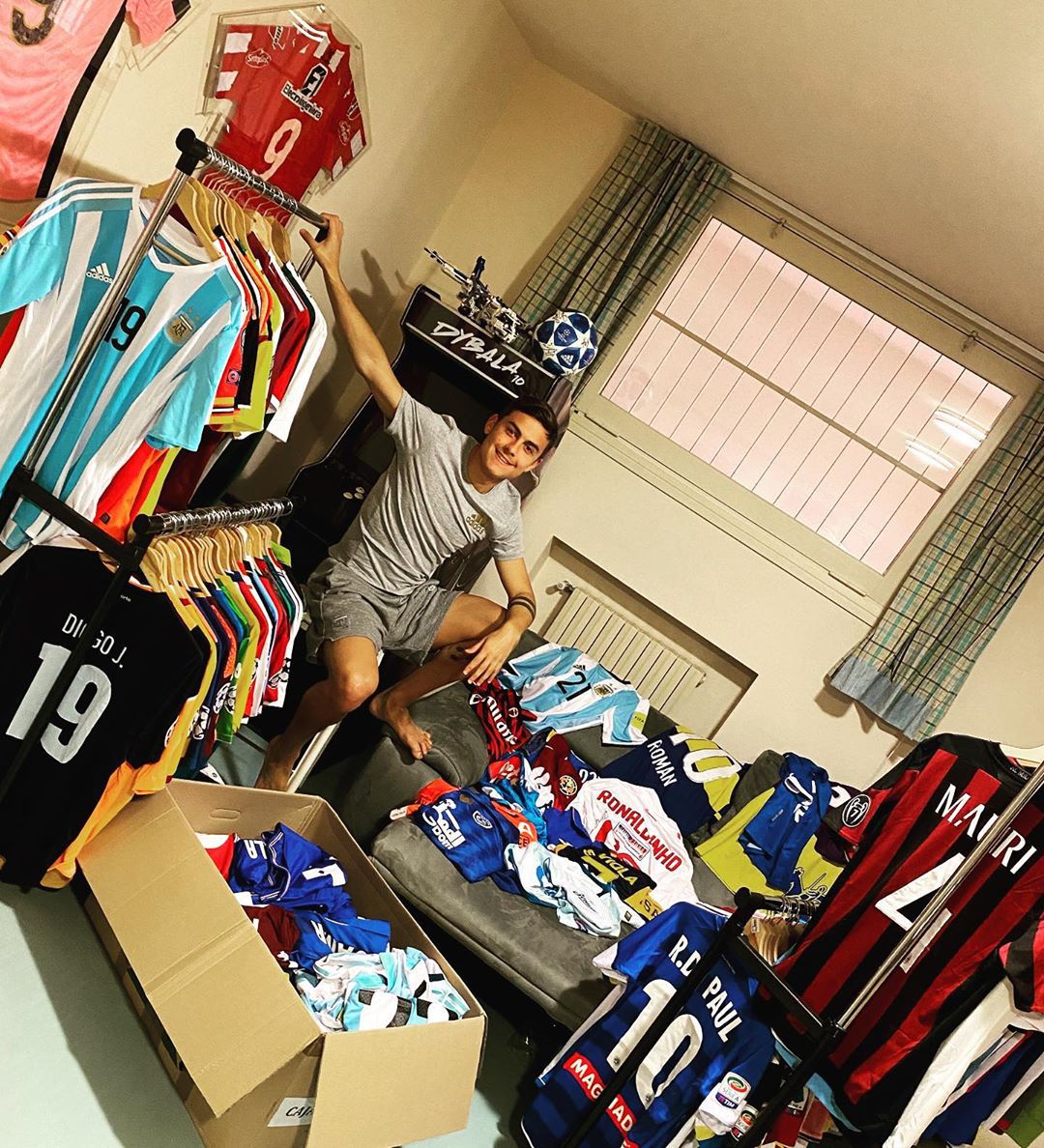 Dybala enseñó su inmensa colección de camisetas
(Instagram)