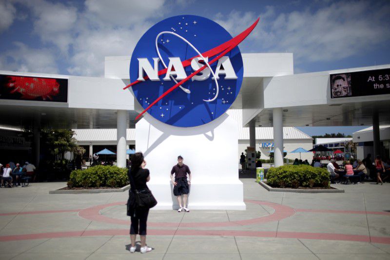 Imagen de archivo de turistas tomando fotografías de un logo de la NASA en el complejo para visitantes del Centro Espacial Kennedy en Cabo Cañaveral, Florida, Estados Unidos. 14 de abril, 2010. REUTERS/Carlos Barria/Archivo