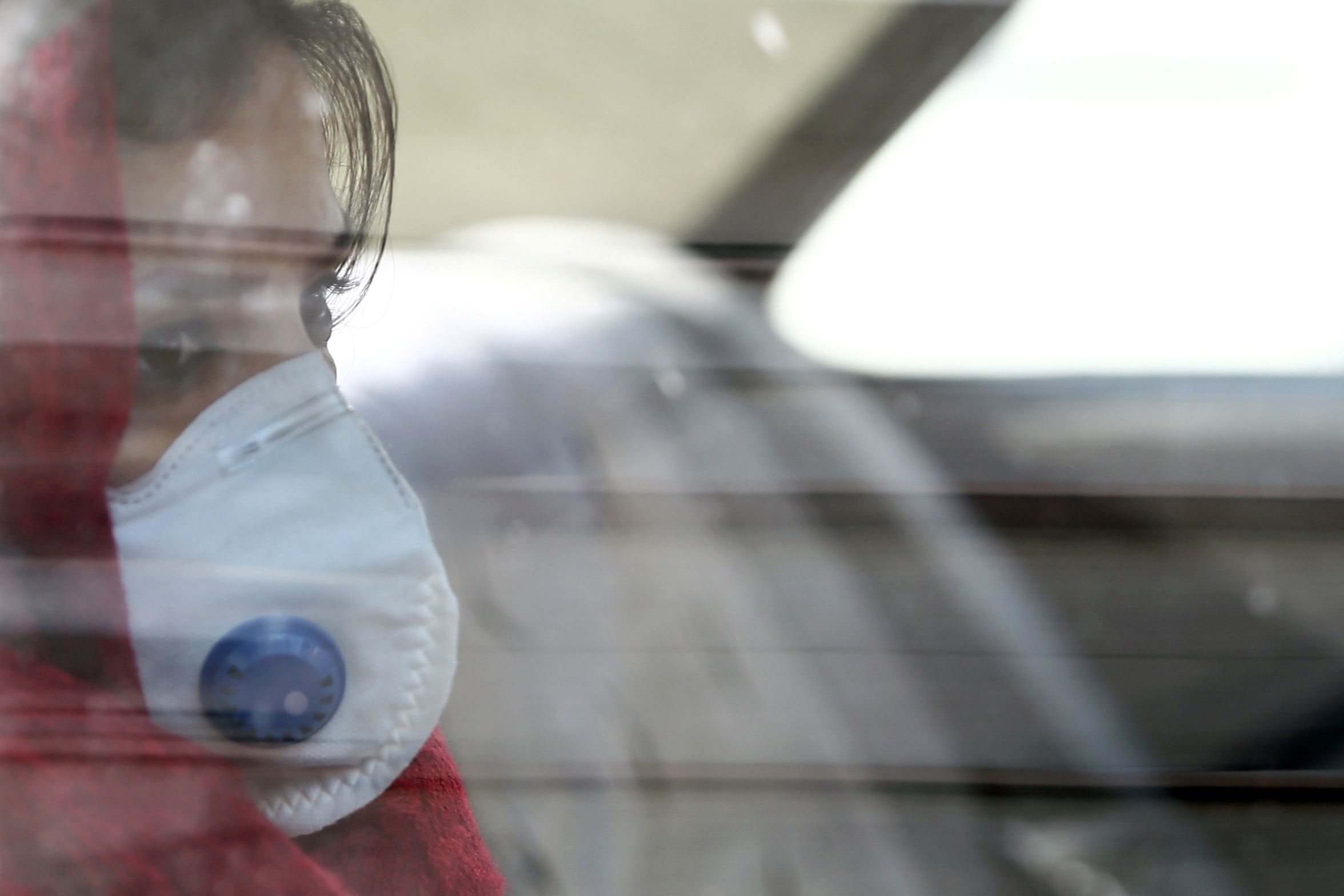 Una pasajera usa una mascarilla para prevenir el contagio (Reuters)