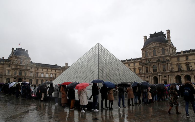 FOTO DE ARCHIVO: Personas haciendo cola en el Museo del Louvre en París, el 1 de marzo de 2020. REUTERS/Gonzalo Fuentes