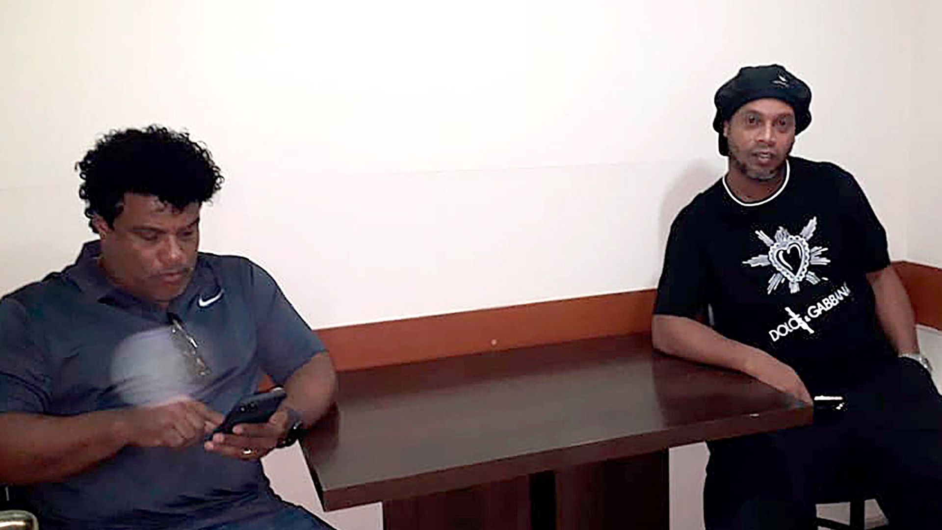 Ronaldinho y su hermano en la Fiscalía el jueves 5 de marzo, el día que declararon por primera vez (Foto: EFE)