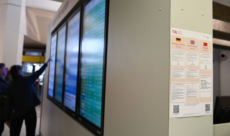 Un cartel con información sobre el coronavirus (2019-nCoV) se exhibe en el aeropuerto Tegel de Berlín, Alemania, el 26 de enero de 2020. REUTERS/Annegret Hilse