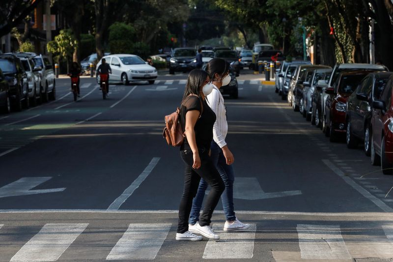 Imagen de archivo. Dos mujeres usan cubrebocas mientras caminan por la calle en Ciudad de México, después de que el gobierno mexicano dijo que había detectado los primeros casos de infección por coronavirus en el país, 28 de febrero de 2020 REUTERS / Carlos Jasso