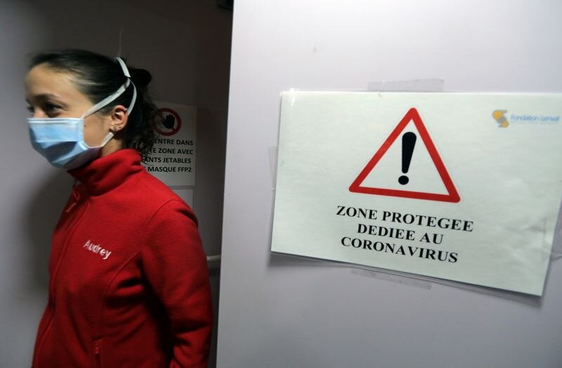 Una señal que indica "Área protegida dedicada al coronavirus" en el hospital pediátrico Lenval de Niza, Francia. 5 marzo 2020. REUTERS/Eric Gaillard