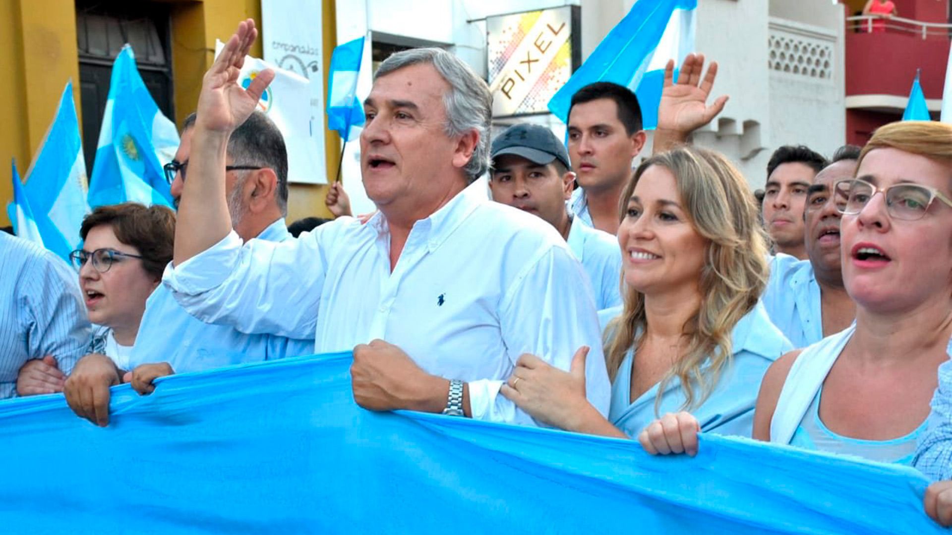 El gobernador de Jujuy encabezó la marcha por las calles de la capital provincial 