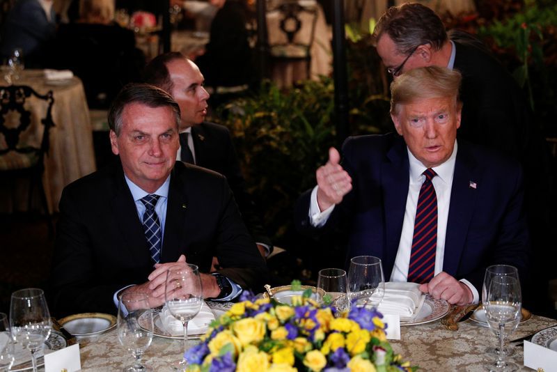 Foto de archivo. El presidente de Estados Unidos, Donald Trump (derecha), participa de una cena de trabajo con el presidente de Brasil, Jair Bolsonaro, en el resort Mar-a-Lago en Palm Beach, Estados Unidos. 7 de marzo de 2020 (REUTERS/Tom Brenner)