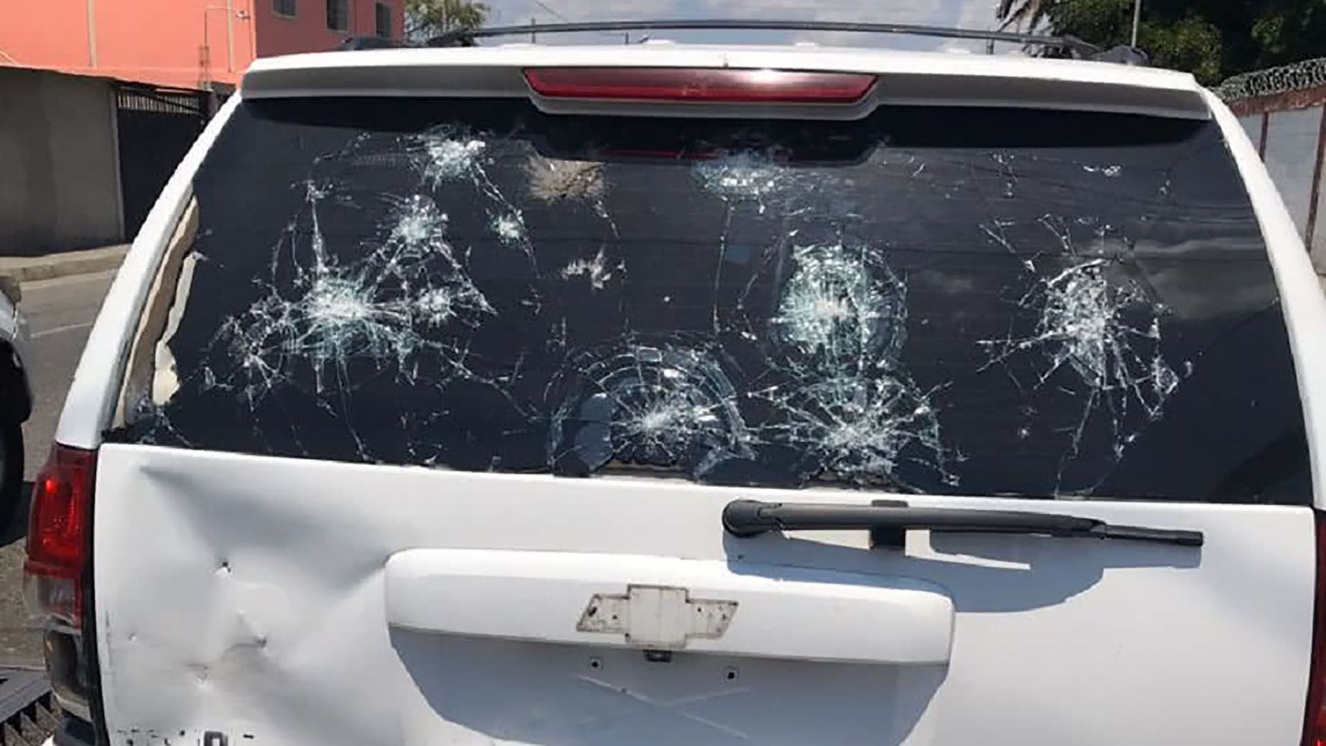 Así quedó un vehículo de la comitiva de Guaidó tras los disparos en Barquisimeto el sábado pasado