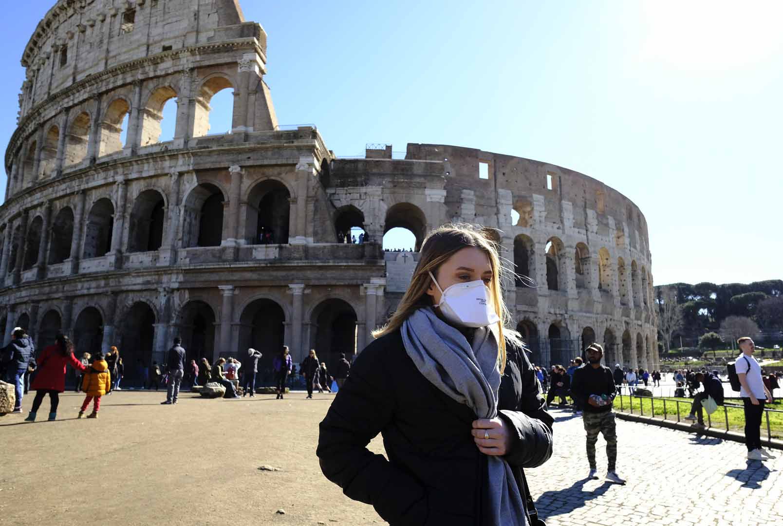 Una turista en las inmediaciones del Coliseo de Roma. (Foto: AFP)