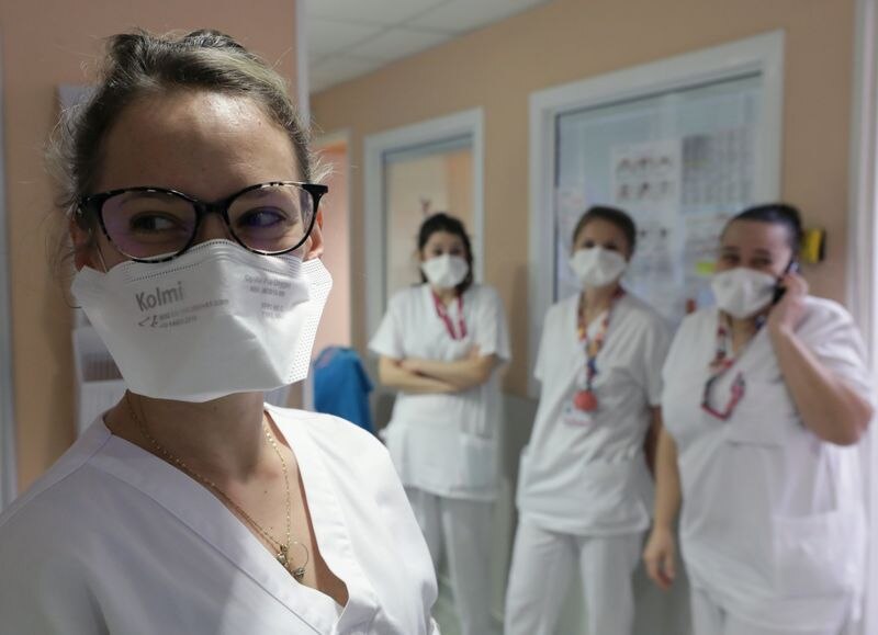 Foto del jueves de un grupo de enfermeras usando máscaras FFP2 en un hospital pediátrico en Niza. Mar 5, 2020. REUTERS/Eric Gaillard