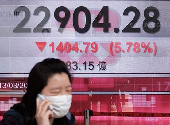 Las bolsas de Asia tuvieron caídas este lunes (Photo by Anthony WALLACE / AFP)