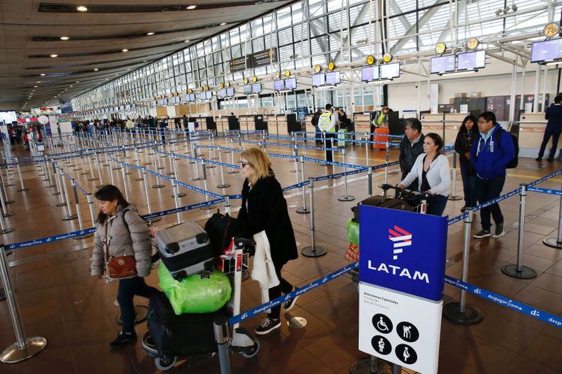 FOTO DE ARCHIVO. Pasajeros son vistos en el área de embarque de Latam Airlines, en el Aeropuerto Arturo Merino Benítez, en Santiago, Chile. 10 de abril de 2018. REUTERS/Rodrigo Garrido.