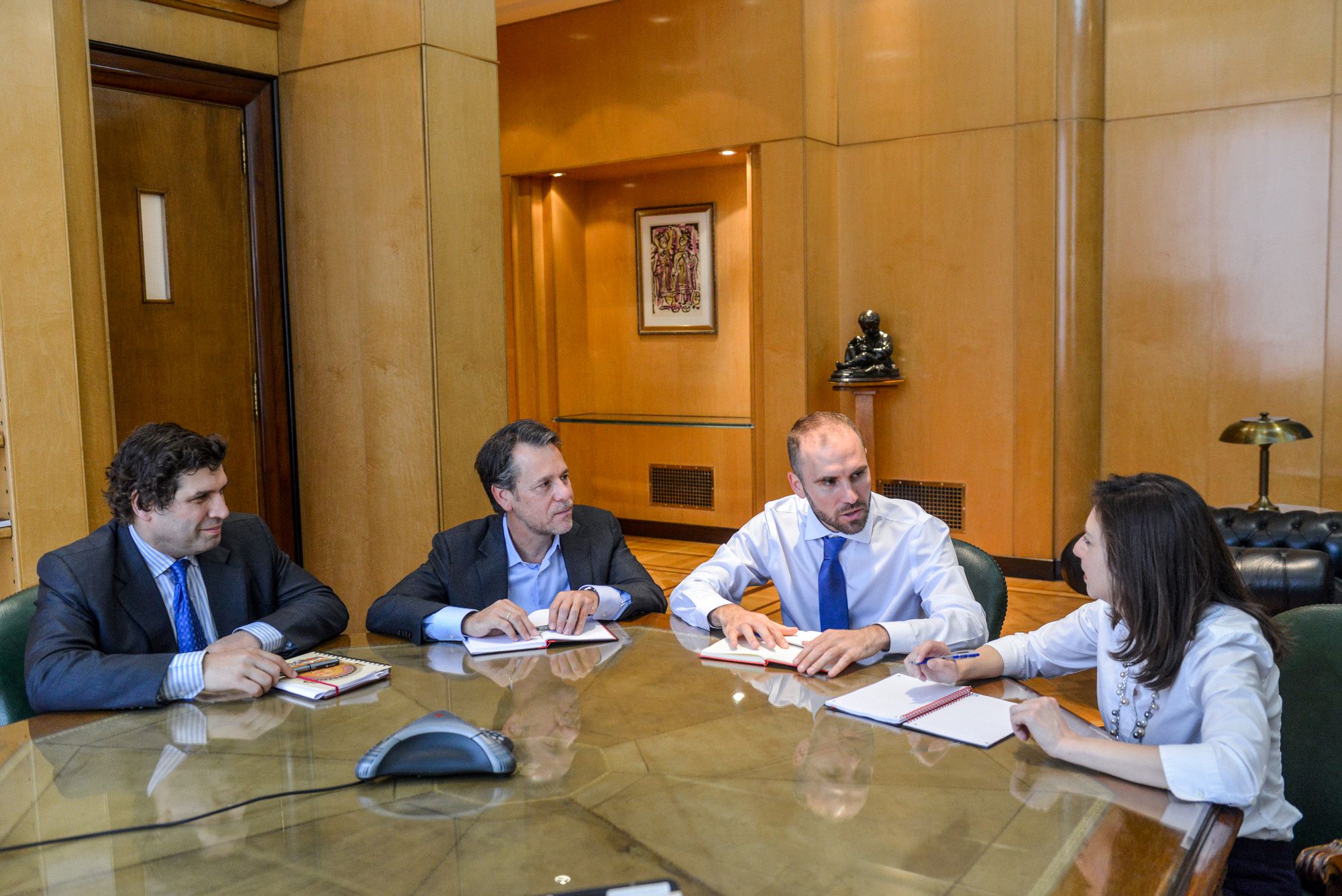 El ministro Guzmán con Julie Kozack y Luis Cubeddu, junto al representante argenino en el Fondo, Sergio Chodos
