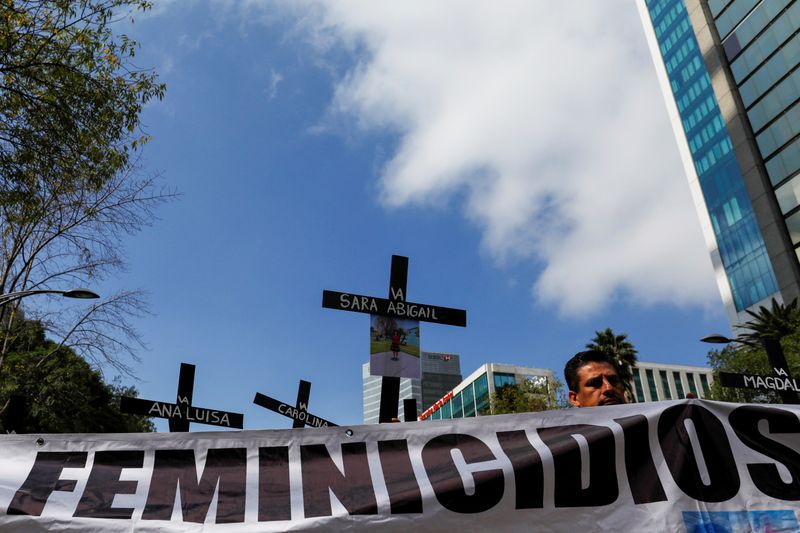 Foto de archivo. Mujeres sostienen cruces con nombres de asesinadas o desaparecidas, durante la marcha "Día de las muertas" para protestar contra los feminicidios en Ciudad de México, México. 3 de noviembre de 2019. REUTERS/Carlos Jasso