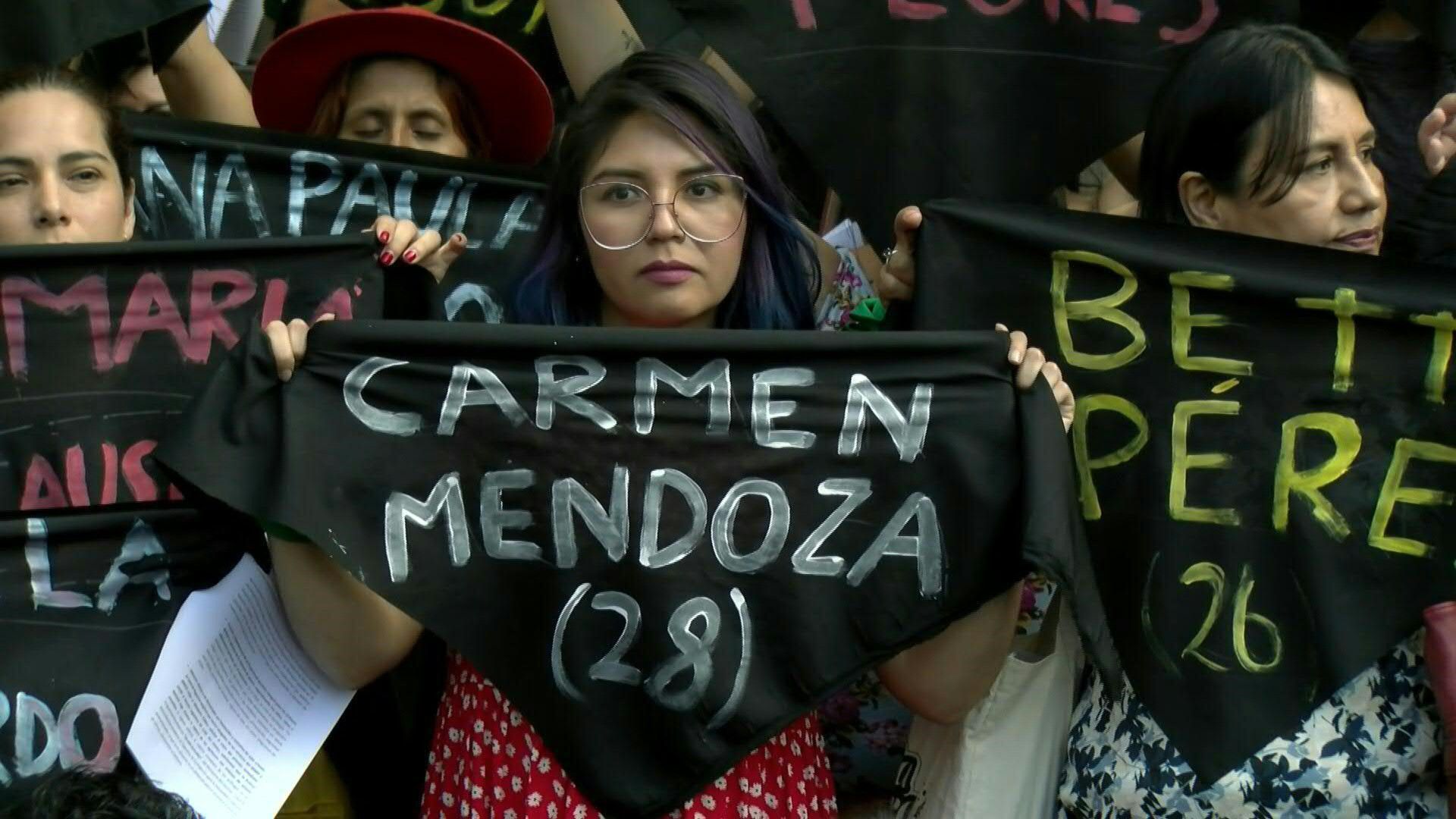 Docenas de mujeres protestaron el lunes frente a la sede del gobierno reclamando medidas para combatir el aumento de los feminicidios en el país.