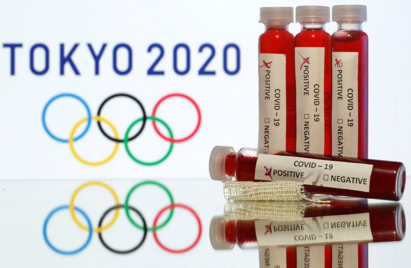 FOTO DE ARCHIVO: Una ilustración con sangre falsa en tubos de ensayo etiquetados con la enfermedad del coronavirus (COVID-19) frente al logo de las Olimpiadas de Tokio 2020, el 19 de marzo de 2020. REUTERS/Dado Ruvic/Ilustración