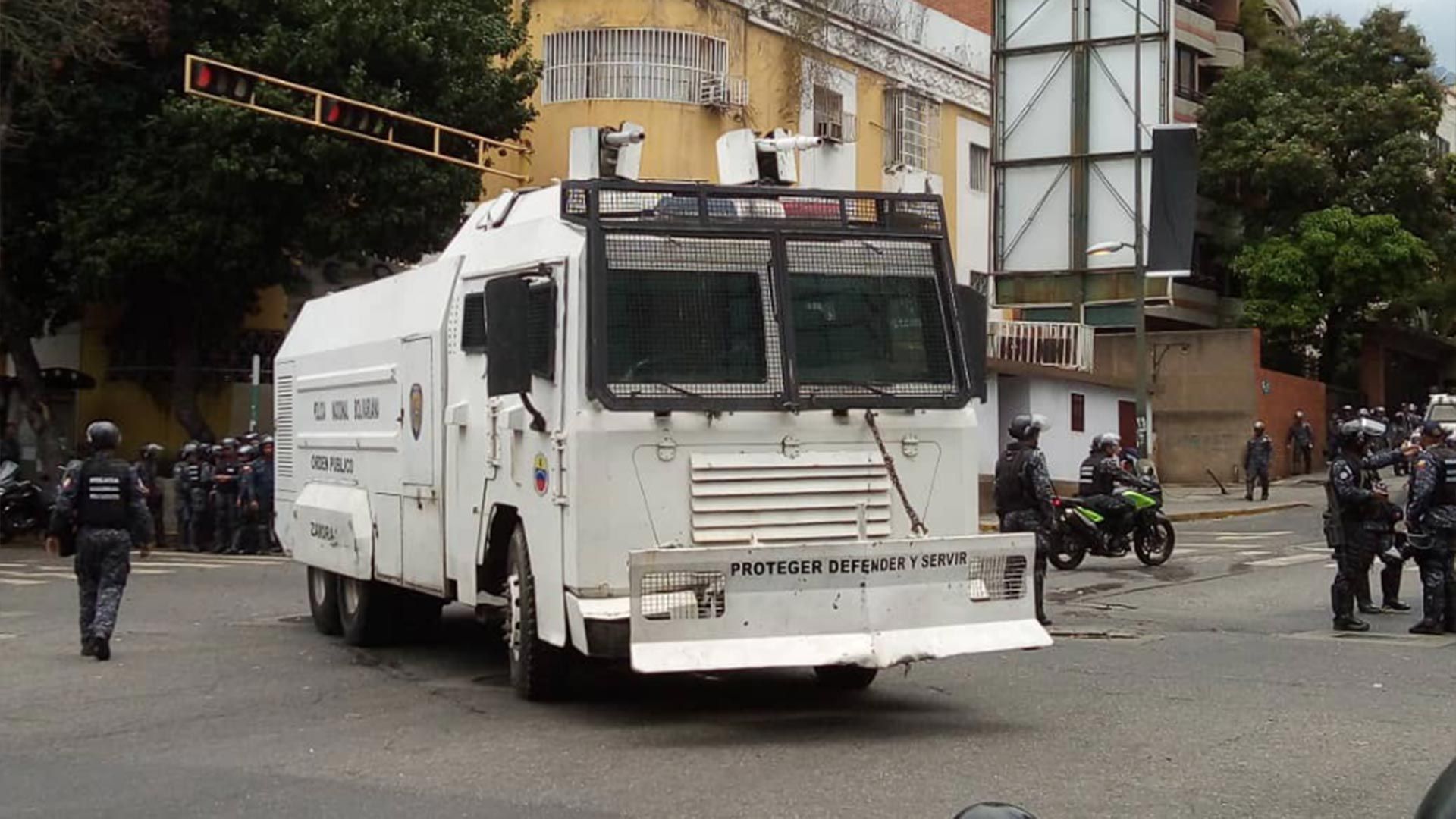 Una tanqueta del régimen de Maduro