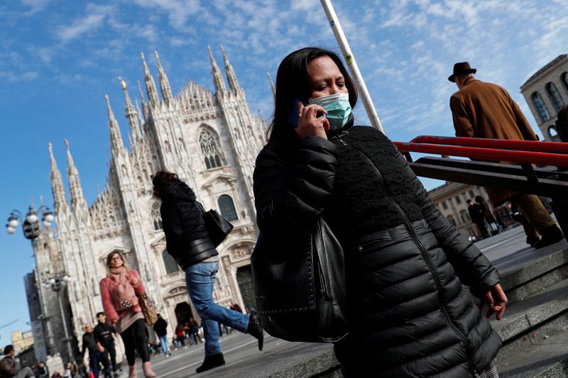 FOTO DE ARCHIVO. Una mujer con una mascarilla para evitar contraer el coronavirus ingresa a una estación de metro en Milán, Italia. 4 de marzo de 2020. REUTERS/Guglielmo Mangiapane.