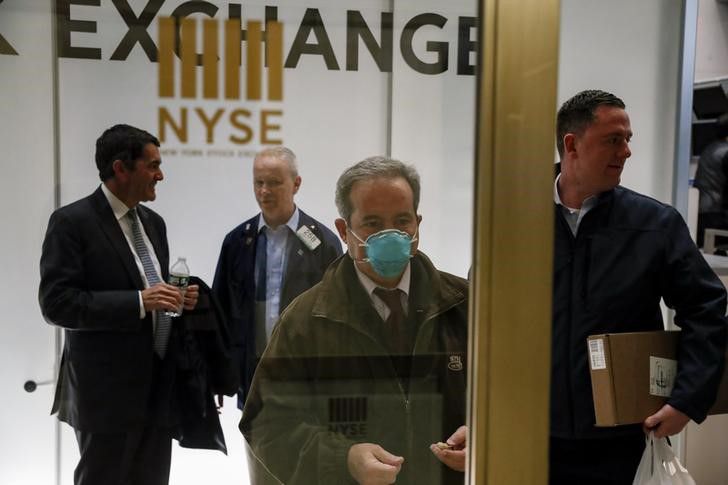Un operador porta una mascarilla para protegerse de la pandemia de coronavirus al salir de las oficinas de la Bolsa de Nueva York. March 19, 2020. REUTERS/Lucas Jackson