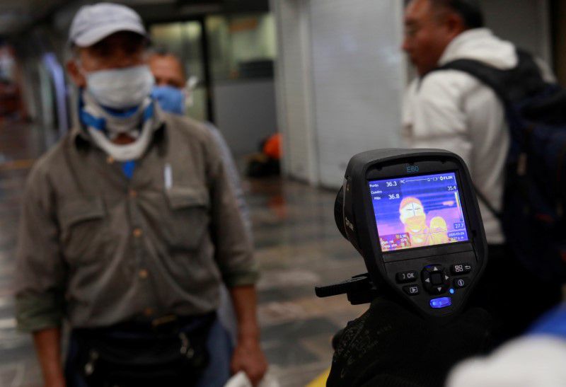 Se ve la pantalla de un escáner térmico que detecta las temperaturas de los pasajeros en el control de seguridad dentro de una estación de metro, ya que el brote de la enfermedad por coronavirus (COVID-19) continúa en Ciudad de México, México, 26 de marzo de 2020. REUTERS / Henry Romero / Foto de archivo
