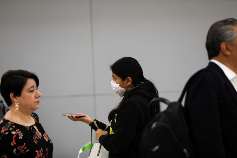 FOTO DE ARCHIVO. Una mujer porta una máscara protectora en el aeropuerto internacional Benito Juarez, luego de que el gobierno de México notificó los primeros casos de coronavirus en Ciudad de México. Febrero 28, 2020. REUTERS/Carlos Jasso