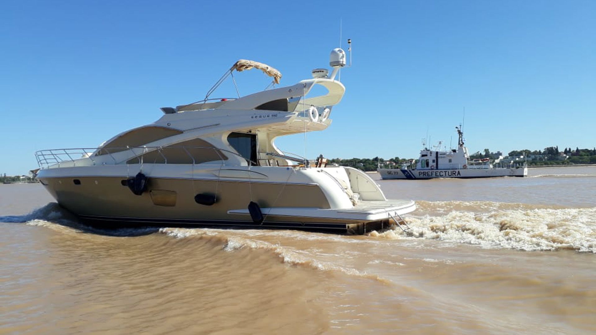  Uno de los dueños de la cerealera Vicentin violó la cuarentena y se fue a navegar en su lujoso yate por el Río Paraná, en Rosario (FOTO: Prefectura)