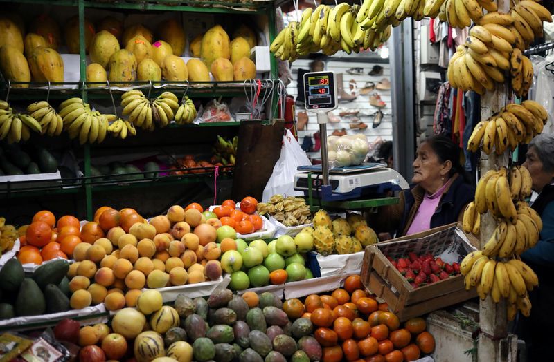 Foto de archivo. Una mujer vende frutas en un puesto en el mercado de Surco en Lima, Perú, el 31 de agosto de 2018. REUTERS / Mariana Bazo