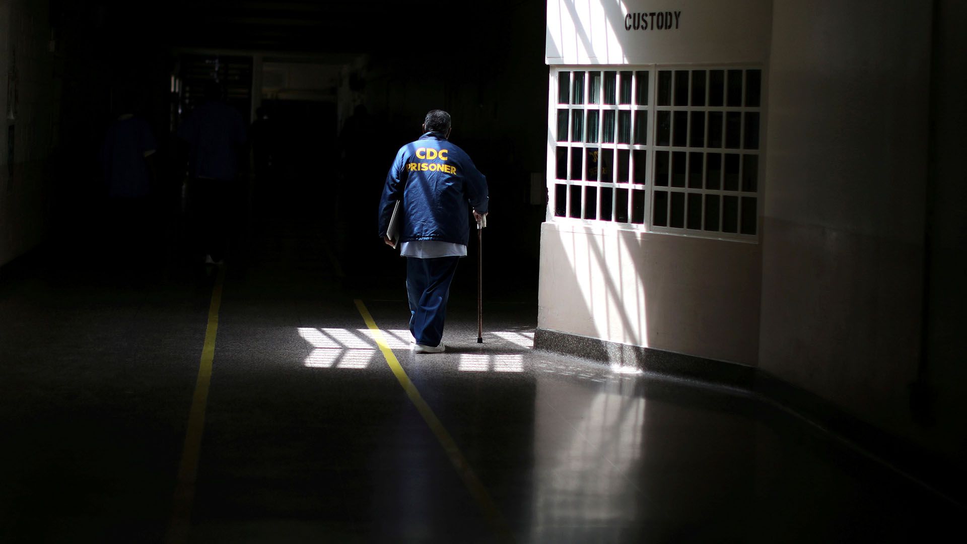 Un recluso camina por la prisión de Vacaville, en California (REUTERS/Lucy Nichols/File Photo)