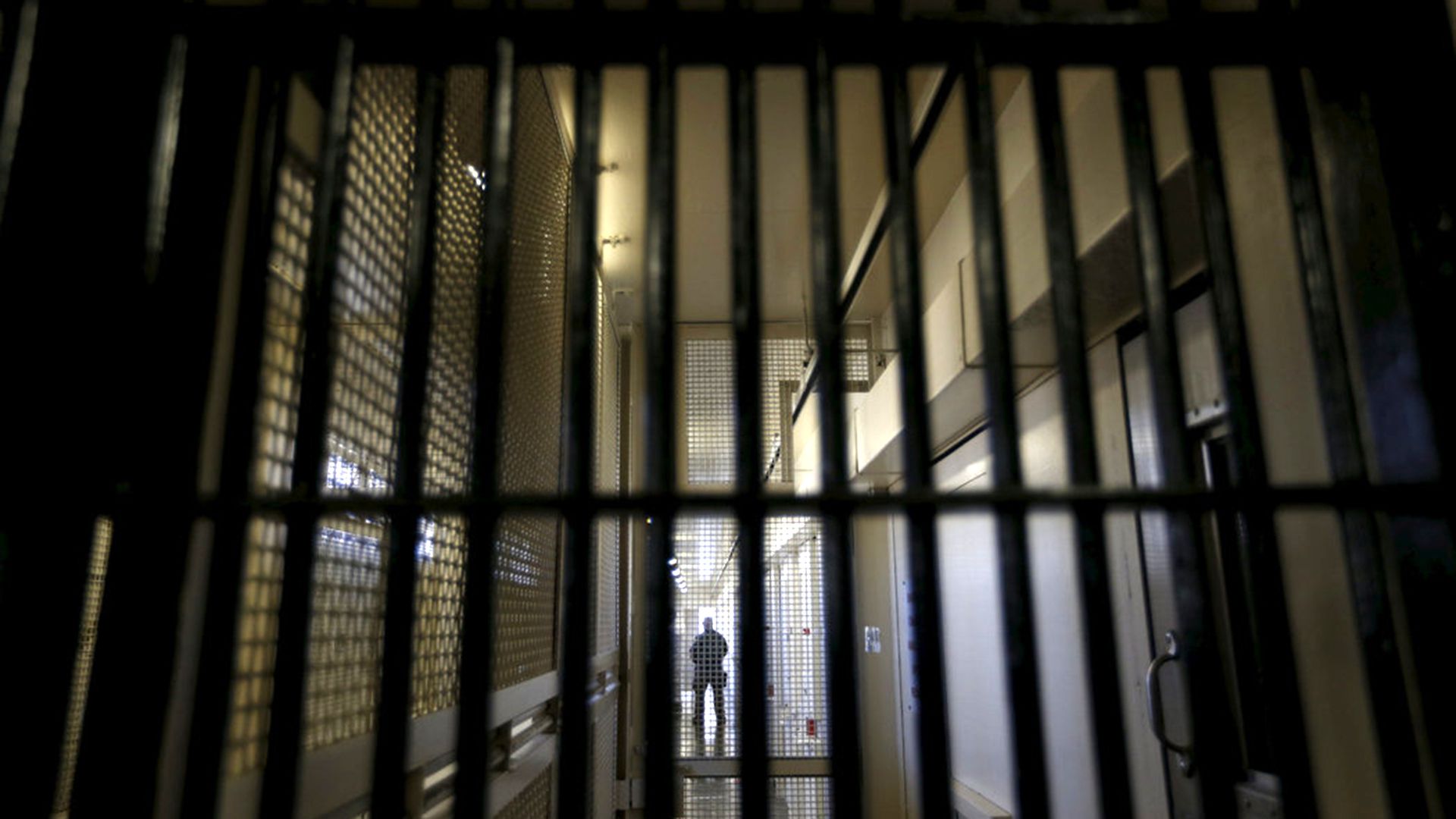 Un guardia custodia el corredor de la muerte de la prisión de San Quentin, en California. Credit Stephen Lam/Reuters