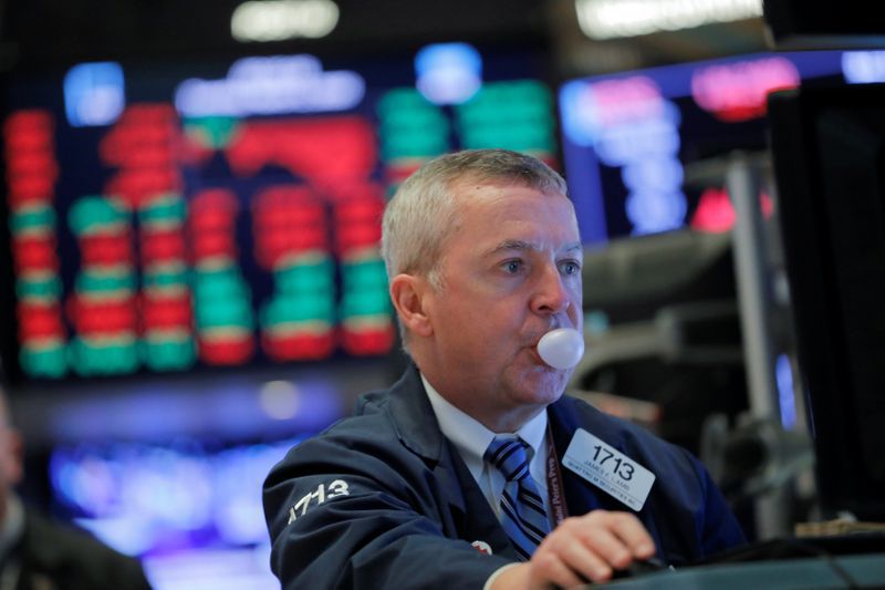 Un operador de la Bolsa de Nueva York observa sus pantallas. Marzo 3, 2020. REUTERS/Andrew Kelly