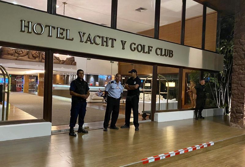 Foto del miércoles de varios agentes de policía en la entrada del Hotel Yacht y Golf Club, Asuncion, donde se hospeda el exfutbolista brasileño Ronaldinho. Mar 4, 2020 REUTERS/Jorge Adorno
