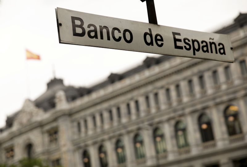 En España, los bancos sí abren (REUTERS/Juan Medina)