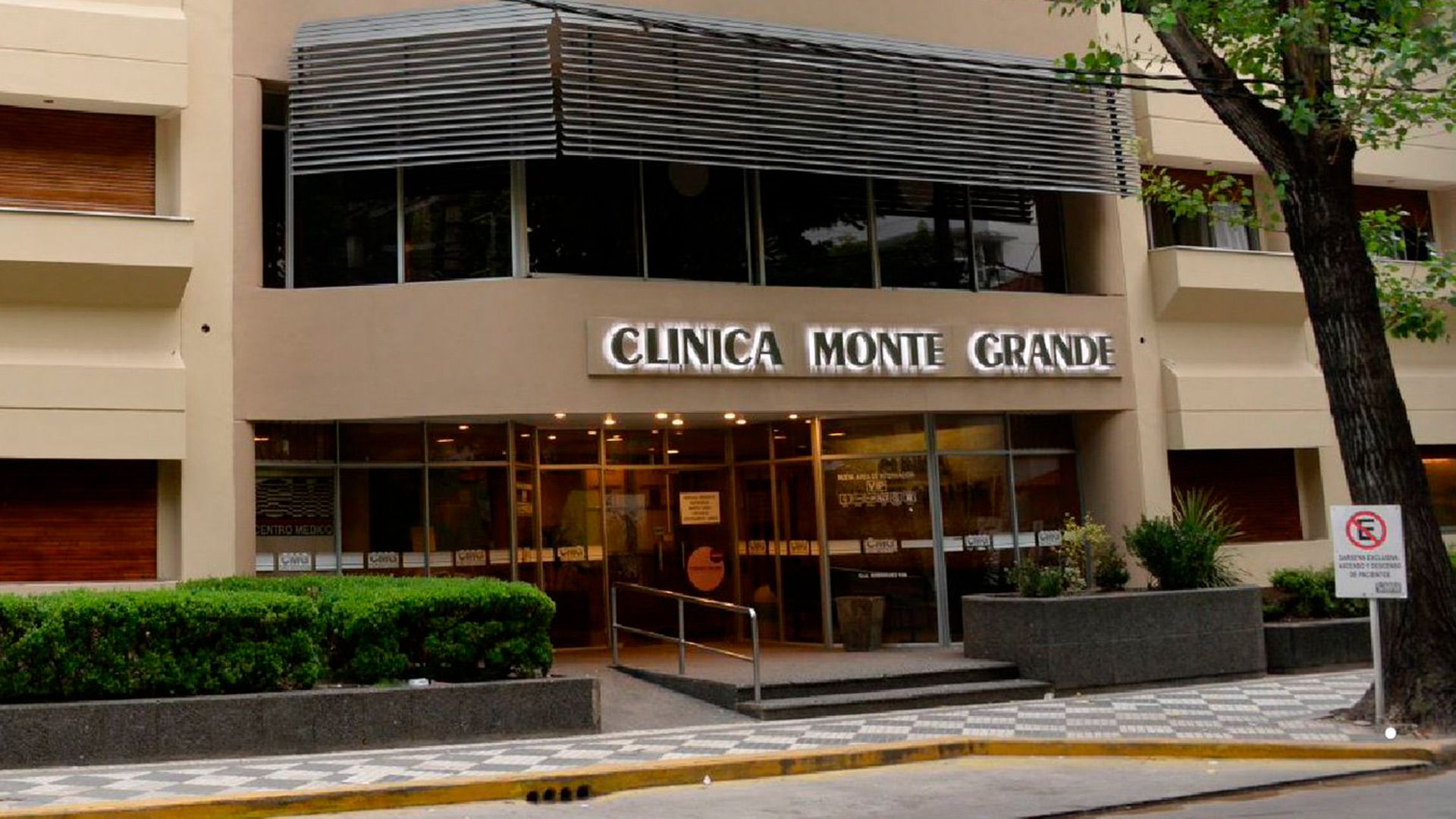 La clínica en la que fue atendida la empleada que trabajó en el mismo centro médico en que estaba internado el argentino con coronavirus