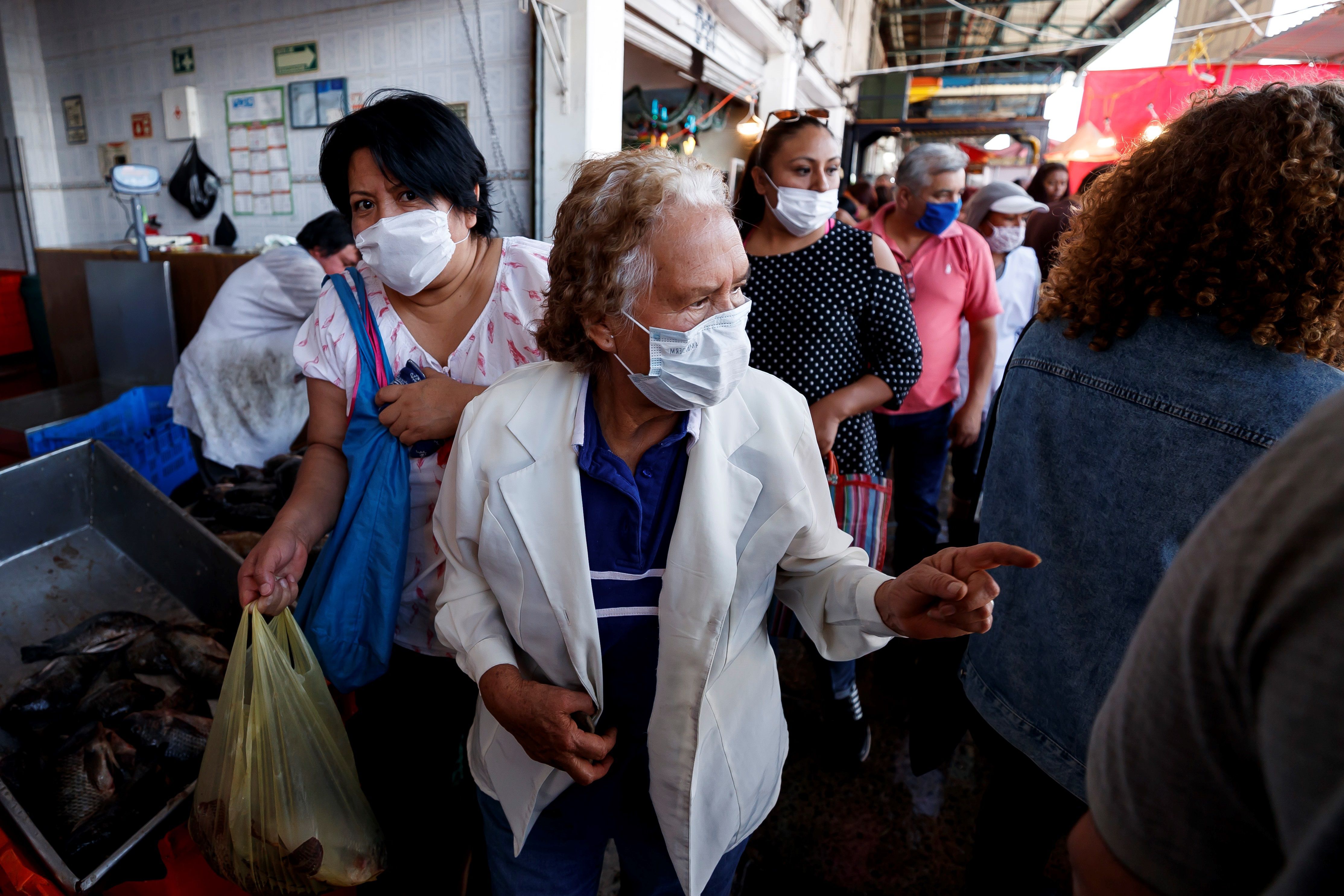 Personas realizan compras en un mercado de la Ciudad de México durante la pandemia de coronavirus en el país (Foto: EFE/ José Méndez)