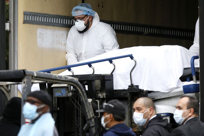 Trabajadores de salud trasladando a un fallecido desde el Brooklyn Hospital Center en Nueva York. 