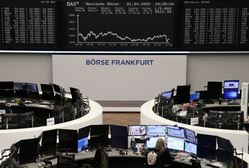 FOTO DE ARCHIVO: El índice de precios alemán DAX en la bolsa de valores de Fráncfort, Alemania, el 1 de abril de 2020. REUTERS/Personal