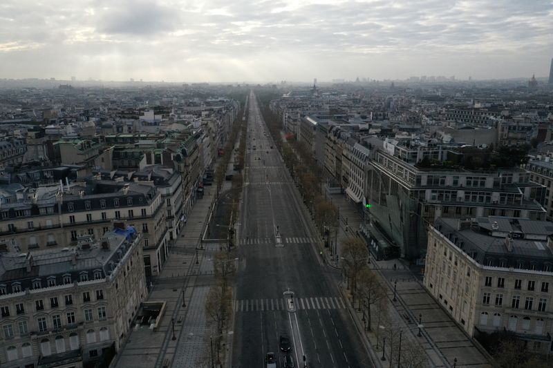 Una vista aérea muestra la desierta avenida de los Campos Elíseos en París durante una cuarentena impuesta para frenar la propagación del COVID-19 (REUTERS/Pascal Rossignol)