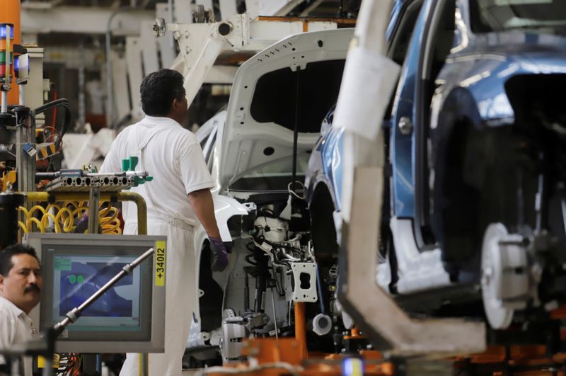 Un empleado trabaja en la línea de producción de los automóviles Volkswagen Tiguan en la planta de ensamblaje de la compañía en Puebla, México, 10 de julio de 2019. Fotografía tomada el 10 de julio de 2019. REUTERS / Imelda Medina / Foto de archivo